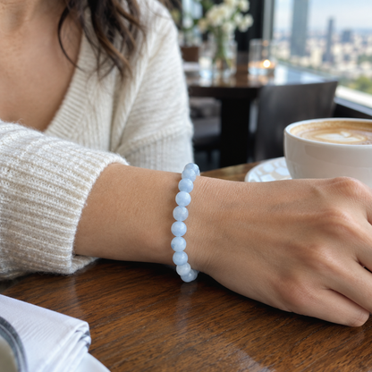 Bransoletka Blue Dream Agate na nadgarstku, lifestyle restauracja