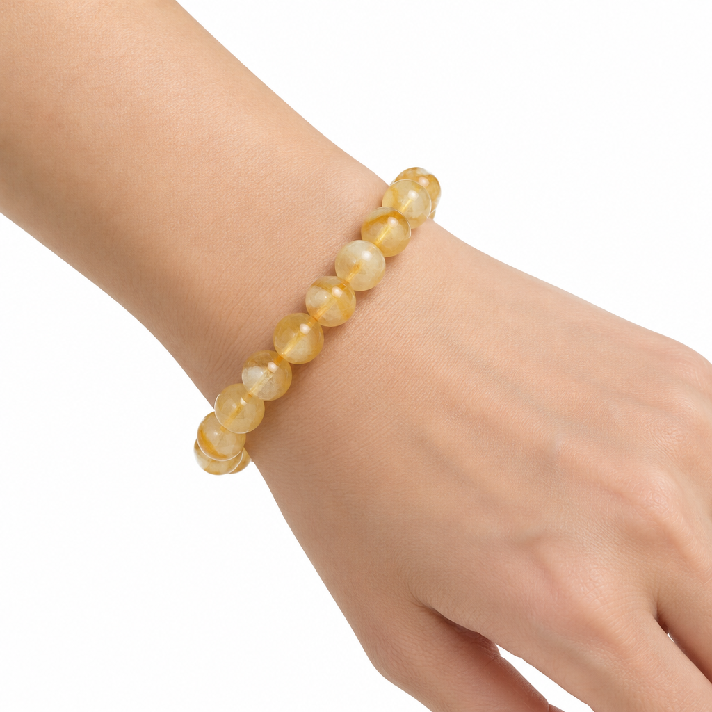 Bransoletka z krysztalu arbusowego na nadgarstku, biale tlo
