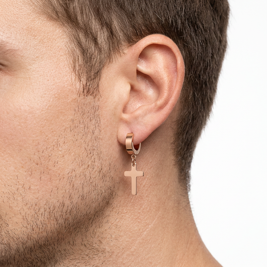 Kolczyk kółko z krzyżykiem w kolorze rose gold na modelu na białym tle