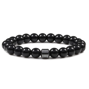 Bransoletka z połyskujących czarnych koralików 8 mm z syntetycznego kamienia w stylu agatu z grafitowym metalowym akcentem na białym tle