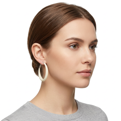 Modelka z kremowym kolczykiem kółkiem na białym tle