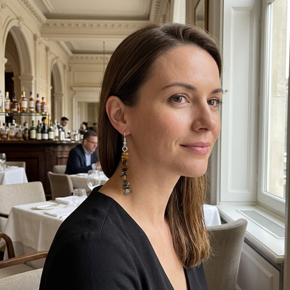 Modelka z wiszącym kolczykiem z brązowych kamiennych odłamków w restauracji