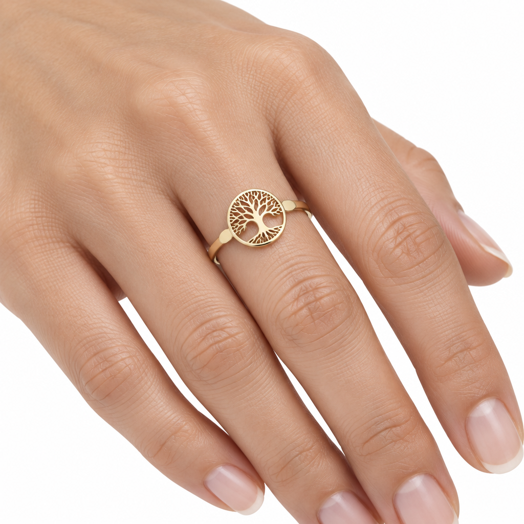 Złoty pierścionek z drzewem życia na dłoni modelki